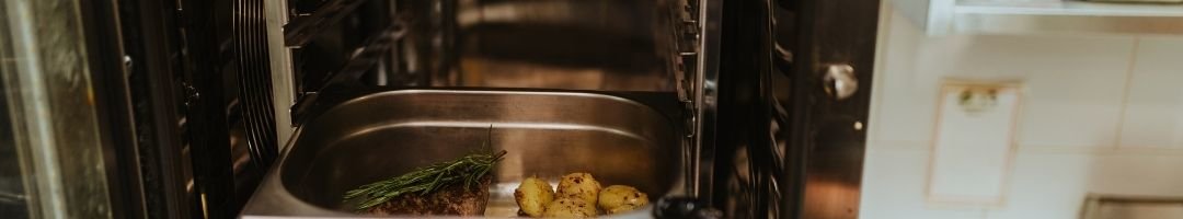 Fleisch und Kartoffeln in einem Gastronormbehälter 