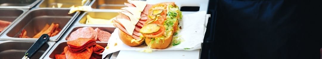 Saladette mit Gastronormbehälter und einem Sandwich
