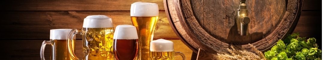 Gefüllte Biergläser und Bierfass