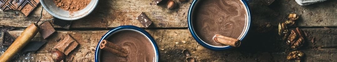 Tassen mit Kakao und Vanilleschote
