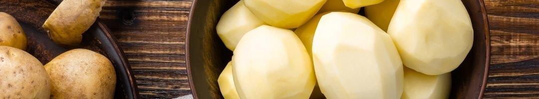 Geschälte Kartoffeln und Kartoffeln mit Schale