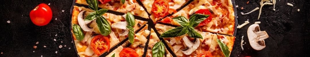 Geschnitte Pizza mit Tomaten und Pilze