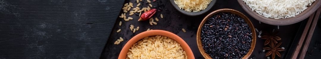 Schale mit ungekochten Reissorten