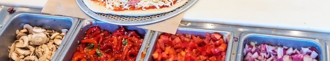 Saladette mit Gastronormbehälter und vorbereitet Pizza