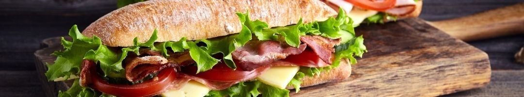 Holzbrett mit Sandwich