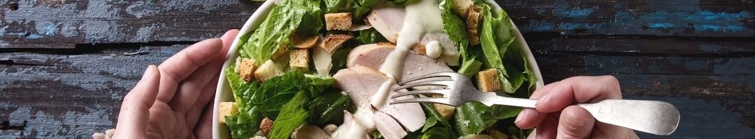 Salat mit Hähnchenbrust und Croutons
