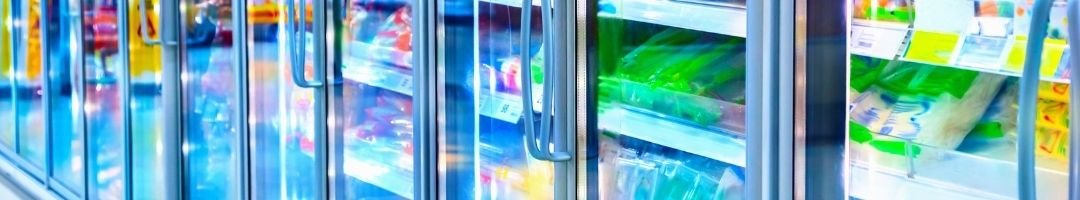 Tiefkühlschrank mit Glastür und Lebensmittel