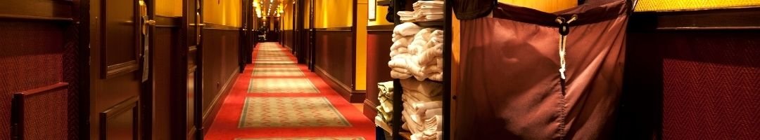 Zimmerservicewagen mit Handtüchern auf einem Hotelflur