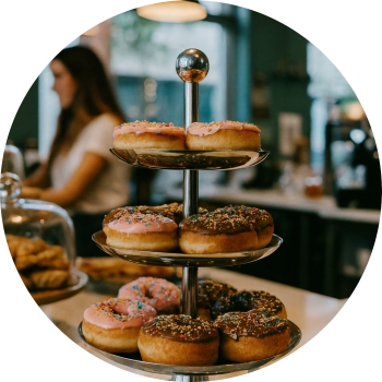 Etagere mit Donuts auf einem Buffet